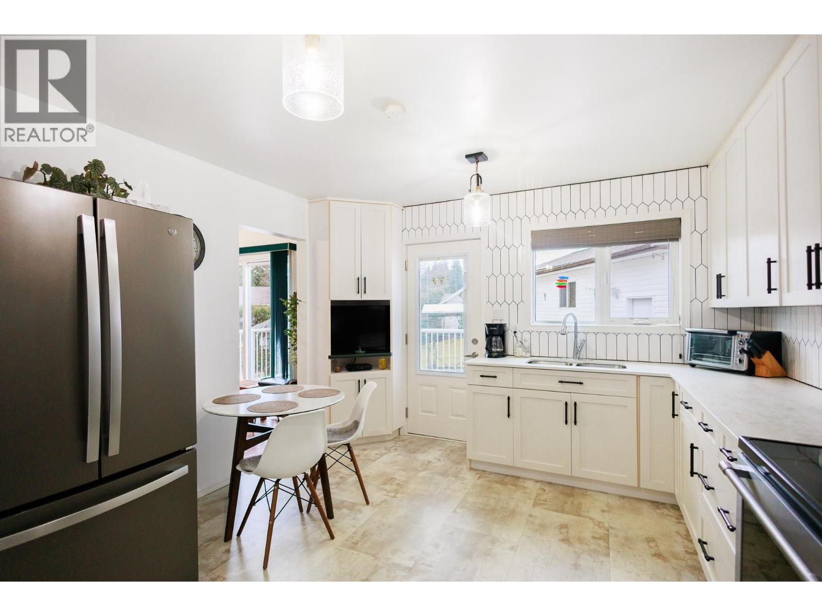 60 Dunn Street, Kitimat, British Columbia  V8C 1C7 - Photo 3 - R3088772